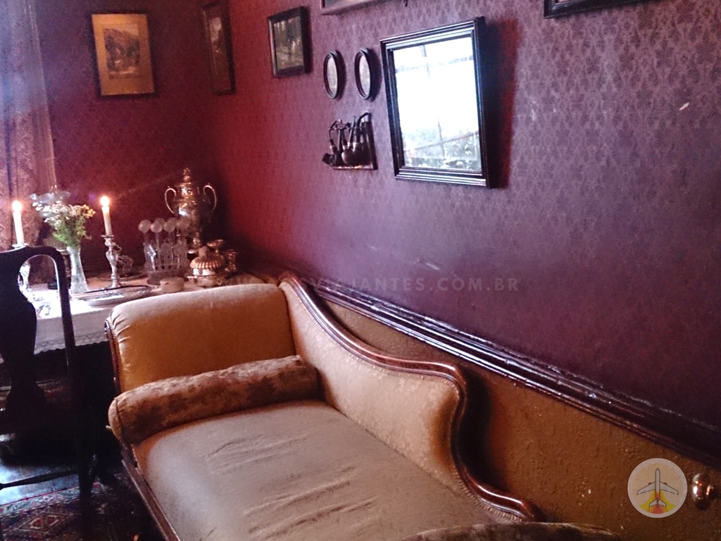 Cenários-e-Museu-de-Sherlock-Holmes-em-Londres-o-sofá Cenários e Museu de Sherlock Holmes em Londres 